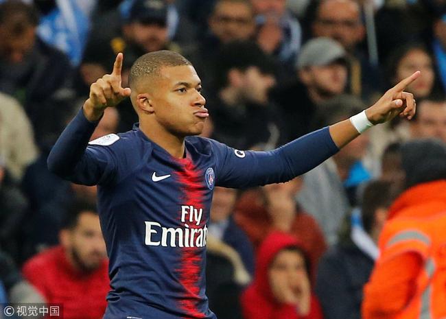 球迷举横幅感谢队长