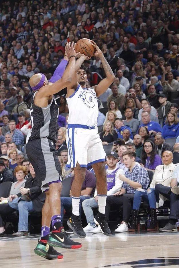 库里轰31+7+7主场力克雄鹿，完虐追梦字母哥空砍34分