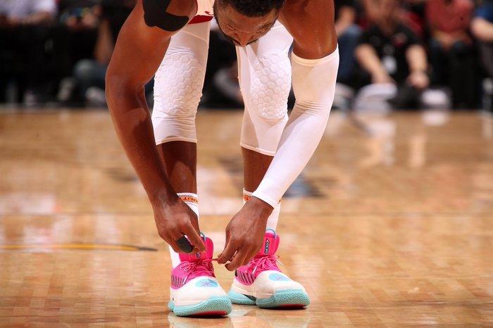 NBA｜金块砸沉快艇 木狼咬伤湖人