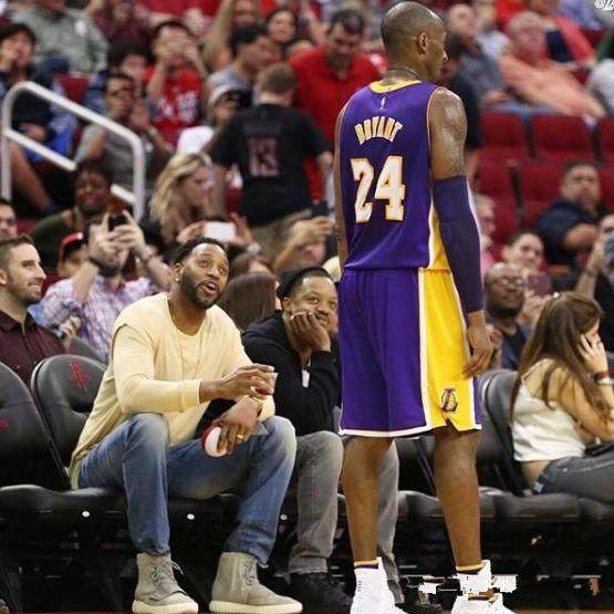 意甲媒体透露：从西汉姆联签下菲尔克鲁格后，AC米兰目前正计划补强边路阵容