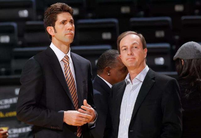 国足主帅伊万科维奇在赛前发布会上表示：我们一方面要求队员勇敢…